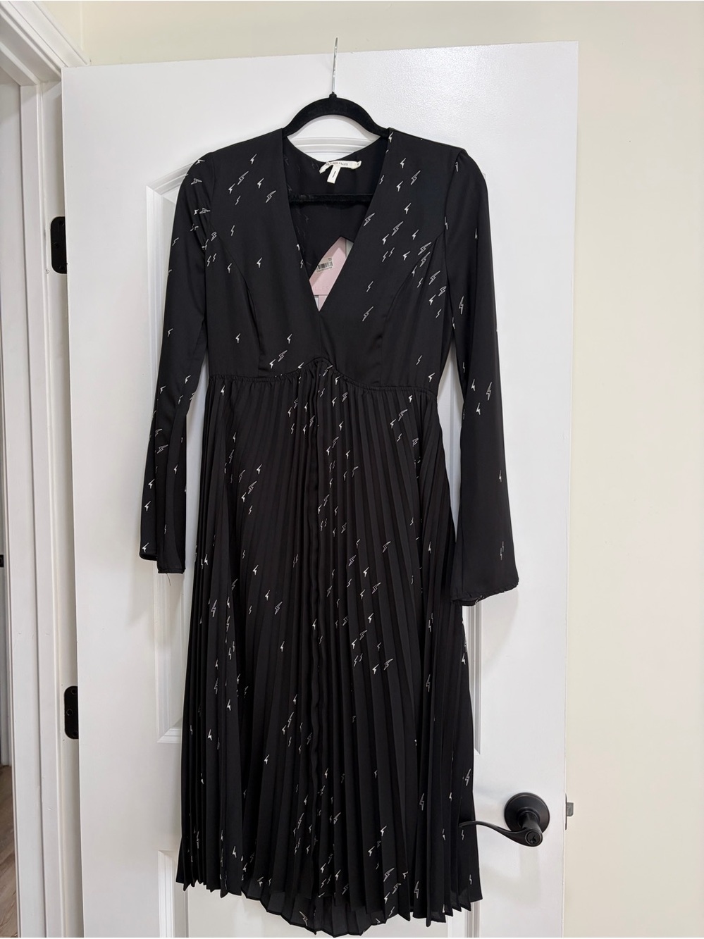 NWT Avec Les Filles Aura Lightning Bolt Pleated Midi Dress.